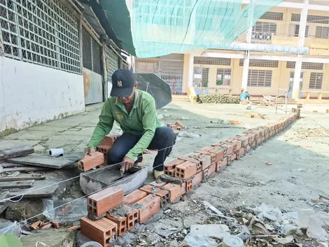 Chỉnh trang trường lớp đón năm học mới