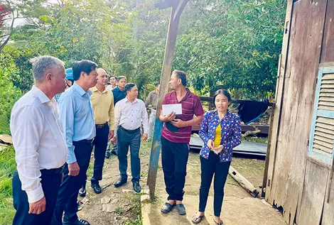 Động viên, hỗ trợ các hộ dân có nhà bị thiệt hại do mưa giông tại xã Long Phú