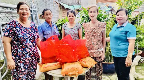 Hưng Phú: Trao 100 phần quà tặng hội viên, phụ nữ và người dân có hoàn cảnh khó khăn
