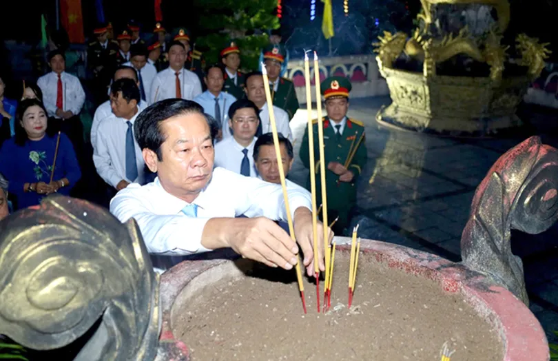 Viếng Nghĩa trang Liệt sĩ và Tượng đài Bác nhân kỷ niệm 80 năm Ngày truyền thống Công an nhân dân