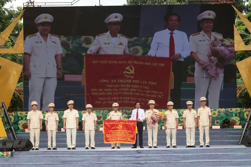 TP Cần Thơ tổ chức kỷ niệm 80 năm Ngày truyền thống Công an nhân dân và 20 năm Ngày hội Toàn dân bảo vệ an ninh Tổ quốc