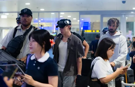 Ngôi sao Úc The Kid LAROI đến Việt Nam: Rapper Double2T "sốc" vì gặp idol trên máy bay, 1 fan ruột đợi suốt 5 tiếng để gặp thần tượng