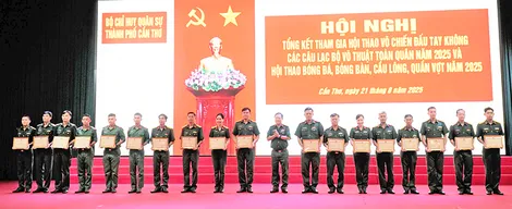 Bộ Chỉ huy Quân sự TP Cần Thơ khen thưởng cá nhân đạt thành tích cao trong các hội thao