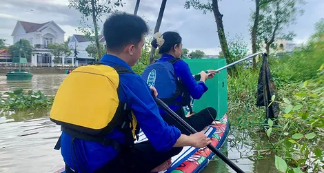 Chèo SUP bảo vệ dòng sông quê hương