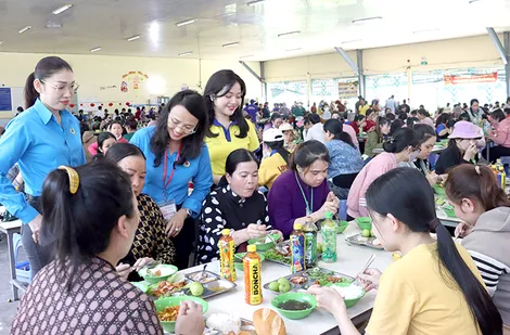 Lãnh đạo LĐLĐ TP Cần Thơ dự “Bữa cơm Công đoàn” cùng công nhân lao động