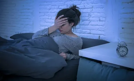 Nằm mãi không ngủ được: Từ "thói quen vô hại" đến vòng luẩn quẩn suy nhược mãn tính