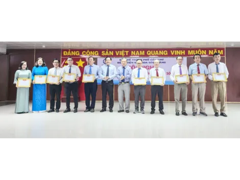 Bệnh viện Đa khoa Sóc Trăng khen thưởng 10 tập thể, 45 cá nhân điển hình tiên tiến giai đoạn 2020-2025