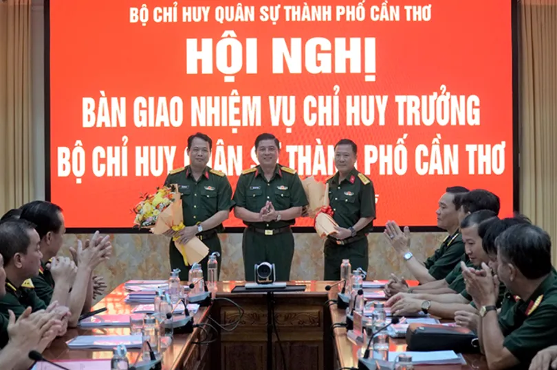 Bàn giao nhiệm vụ Chỉ huy trưởng Bộ Chỉ huy Quân sự TP Cần Thơ