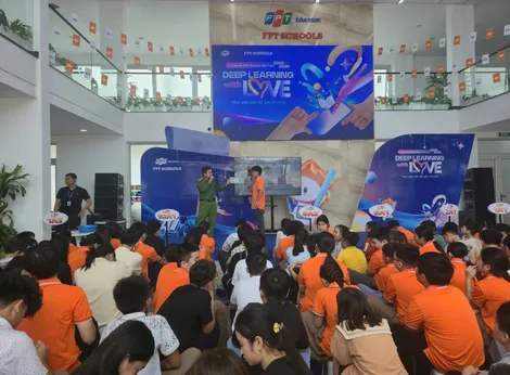 Công an TP Cần Thơ tập huấn kỹ năng an toàn giao thông, phòng, chống bạo lực học đường cho học sinh