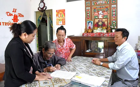 Người dân Mỹ Tú được phục vụ thực hiện thủ tục hành chính tại nhà