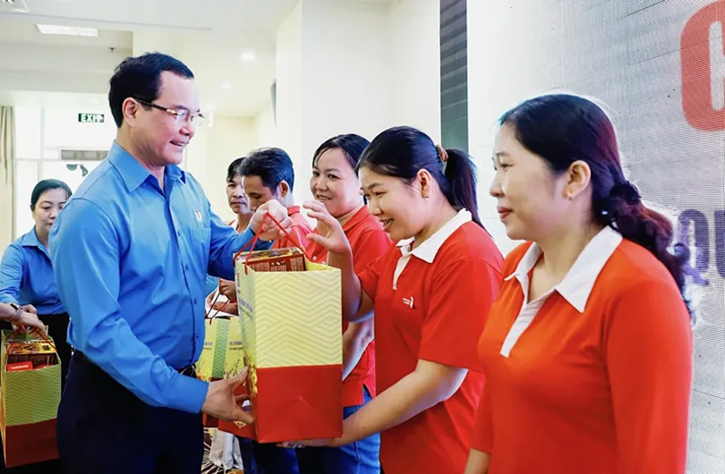 Dưới cờ Đảng vẻ vang, giai cấp công nhân viết tiếp trang sử vàng, vững tin bước vào kỷ nguyên mới
