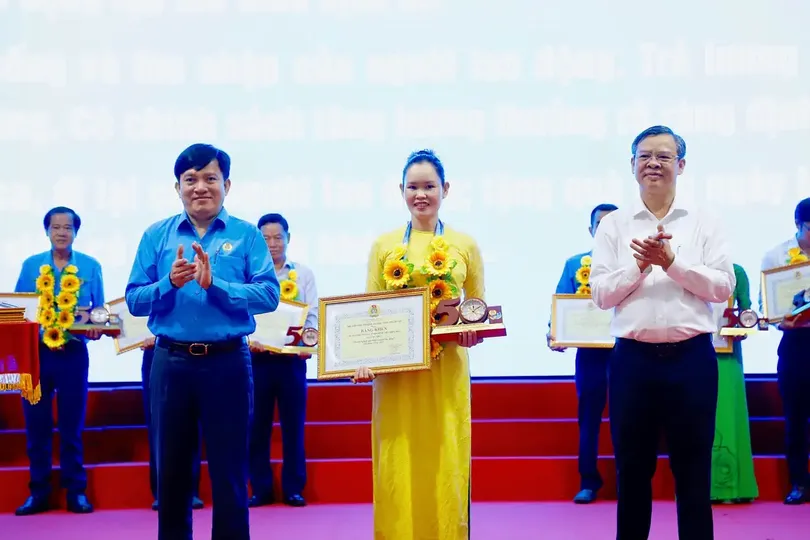 Dưới cờ Đảng vẻ vang, giai cấp công nhân viết tiếp trang sử vàng, vững tin bước vào kỷ nguyên mới