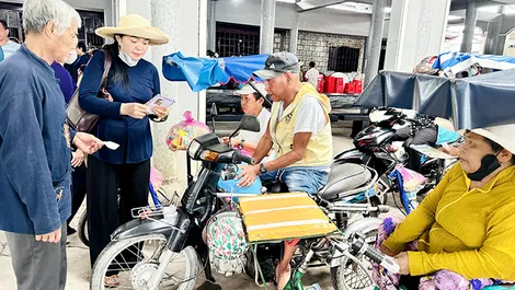 Trao 200 phần quà tặng nạn nhân chất độc da cam, người khuyết tật và người già neo đơn