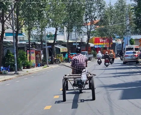 Nguy hiểm xe kéo tự chế lưu thông trên đường