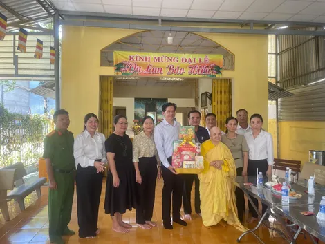 Lãnh đạo phường Cái Khế chúc mừng lễ Vu lan