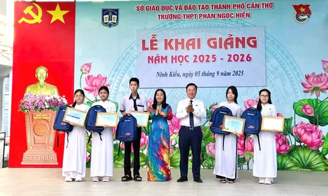 Sacombank trao 255 suất học bổng tại TP Cần Thơ