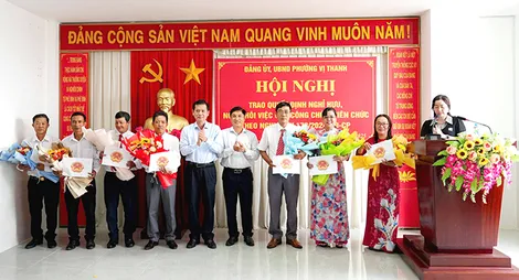 10 công chức, viên chức ở phường Vị Thanh được nghỉ hưu, nghỉ thôi việc