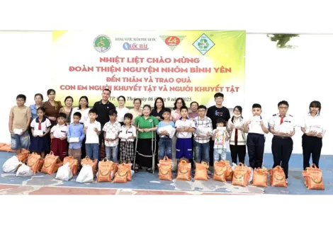 Trao quà tặng cho con, em người khuyết tật và người khuyết tật