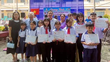 Xã Vị Thanh 1 trao 71 suất học bổng cho học sinh vượt khó học tốt