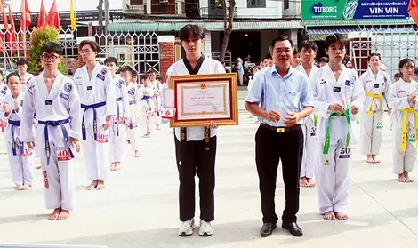 Võ sinh của CLB Taekwondo Cái Răng được trao tặng Huân chương Lao động hạng Ba