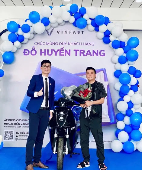 Khách hàng Cà Mau mua VinFast VF 3, bất ngờ trúng thêm xe máy điện Theon S