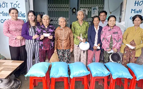 Hơn 1.070 phần quà hỗ trợ hội viên, phụ nữ, học sinh nghèo, hoàn cảnh khó khăn