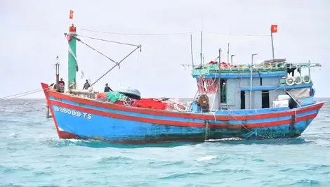 Đảo Sơn Ca hỗ trợ tàu cá ngư dân Gia Lai gặp sự cố trên biển