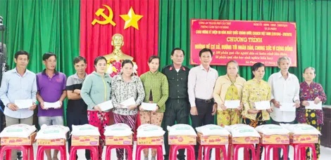Công an TP Cần Thơ trao 150 phần quà tặng người dân, học sinh ở xã Xà Phiên