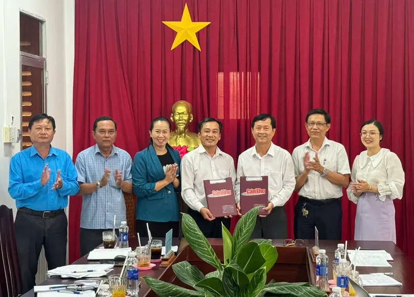 Ký kết hợp tác tuyên truyền giữa UBND xã Vĩnh Tường với Báo và Phát thanh, Truyền hình Cần Thơ