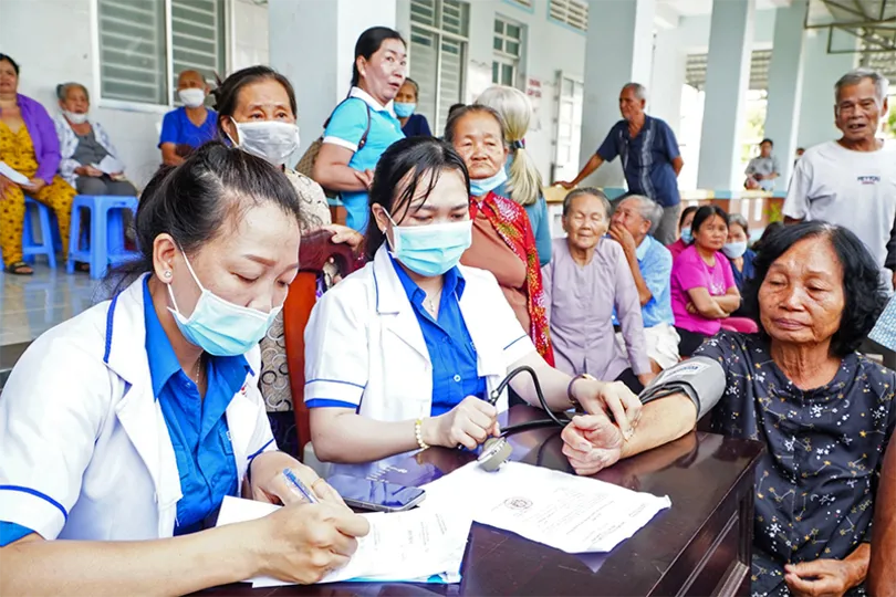 Khám bệnh cho 500 bà con ở cù lao Tân Lộc