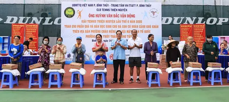 CLB Tennis Thiện Nguyện trao quà và bàn học sinh cho người dân có hoàn cảnh khó khăn
