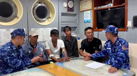 Cảnh sát biển kịp thời cứu 4 ngư dân gặp nạn trên biển trong đêm