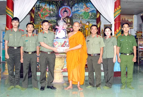 Công an Cần Thơ thăm, chúc mừng Lễ Sene Dolta