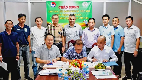 Chủ tịch VFF thăm và làm việc với Liên đoàn Bóng đá TP Cần Thơ