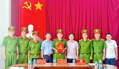 Công an phường Cái Răng được khen thưởng về thành tích phòng, chống tội phạm