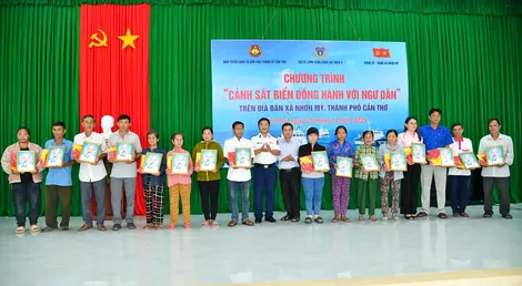 Chương trình “Cảnh sát biển đồng hành với ngư dân” đến xã Nhơn Mỹ