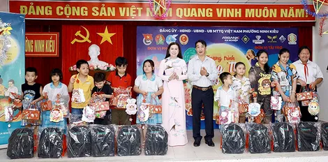 Nhiều địa phương, đơn vị tổ chức vui Tết Trung thu cho trẻ em