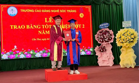 Ngày hội Việc làm và Lễ trao bằng tốt nghiệp tại Trường Cao đẳng Nghề Sóc Trăng