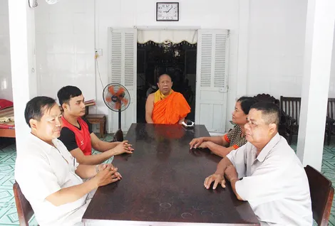 Sư sãi và phật tử tham gia đảm bảo an ninh trật tự