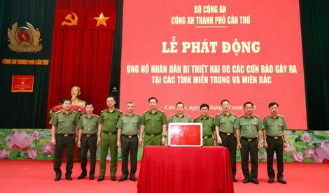 Công an TP Cần Thơ quyên góp trên 5,7 tỉ đồng ủng hộ đồng bào bị thiệt hại do các cơn bão gây ra