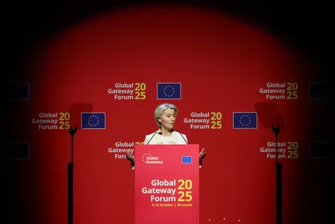 EU tăng tốc cuộc đua vào châu Phi