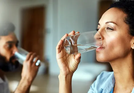 Uống nhiều nước phòng ngừa sỏi thận và bệnh gút
