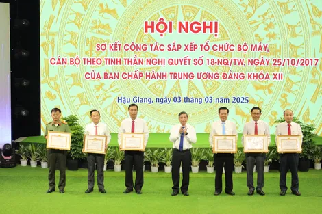 Tự nguyện nghỉ hưu trước tuổiKhẳng định hành động hy sinh thầm lặng vì đại cuộc