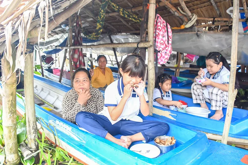 Vượt sóng nước đến trường