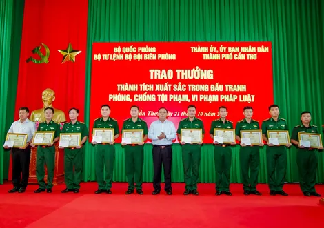 Khen thưởng tổ chức, cá nhân đạt thành tích xuất sắc trong phòng, chống tội phạm