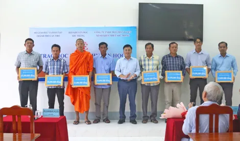 Trao hơn 450 triệu đồng học bổng cho học viên ngành sư phạm tiếng Khmer