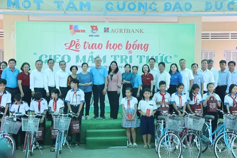 Agribank Chi nhánh Phú Nhuận phối hợp cùng Báo Tuổi trẻ trao học bổng "Gieo mầm tri thức" tại tỉnh Vĩnh Long