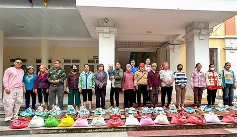 Hội LHPN TP Cần Thơ trao nhu yếu phẩm hỗ trợ phụ nữ và người dân tỉnh Cao Bằng 