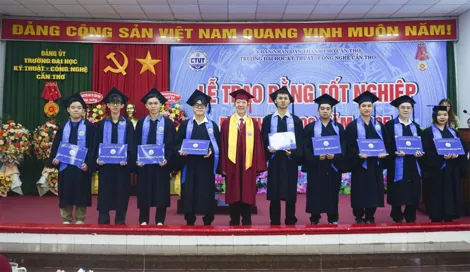 Trường Đại học Kỹ thuật - Công nghệ Cần Thơ trao bằng tốt nghiệp cho tân kỹ sư, cử nhân