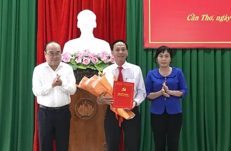 Công bố các quyết định về công tác cán bộ tại Cơ quan Ủy ban MTTQVN TP Cần Thơ